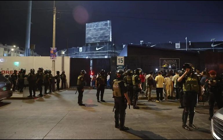 Fotografía cedida por la Agencia Peruana de Noticias Andina que muestra a integrantes de la Policía de Perú custodiando afuera del Estadio Alejandro Villanueva. EFE/Andina