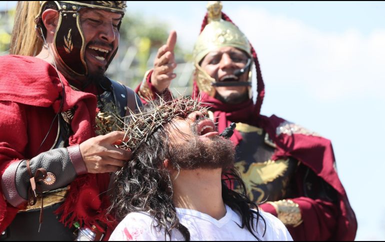 Sólo al viacrucis de este Viernes Santo asistieron 2 millones 200 mil personas. EFE/M. Guzmán