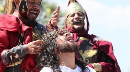 Sólo al viacrucis de este Viernes Santo asistieron 2 millones 200 mil personas. EFE/M. Guzmán