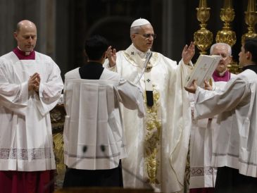 El papa León XIV presidió por primera vez en su pontificado la Vigilia de Sábado Santo, una de las más largas de la tradición católica. EFE/. Frustaci