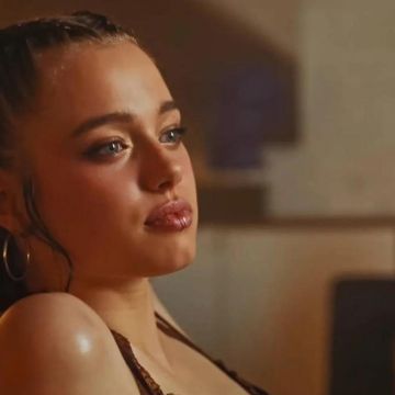 La joven aparece en el teaser del tema “What’s a Girl to Do”, de la cantante surcoreana Dayoung. ESPECIAL.