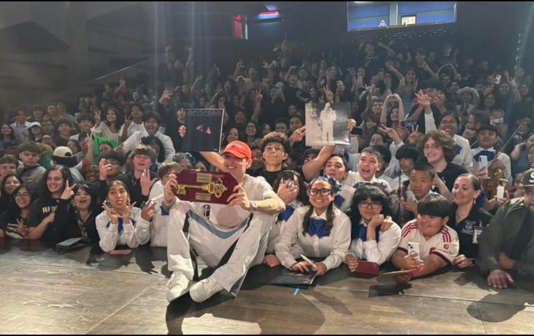 Peso Pluma posa con las llaves de la ciudad de San Antonio. INSTAGRAM/scclbuffs