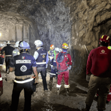 El caso se remonta al colapso de una presa de jales reportado por las autoridades el 26 de marzo, cuando 25 trabajadores realizaban excavaciones. ESPECIAL/Coordinación Nacional de Protección Civil