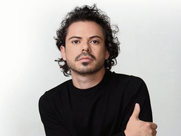 El tenor anima a los nuevos talentos a estudiar y prepararse para ganar un lugar en los escenarios. CORTESÍA