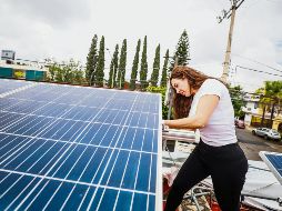 Una mujer instala un panel solar en un sistema fotovoltaico, como parte del impulso a la generación de energía limpia. EL INFORMADOR/ Archivo