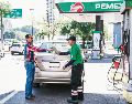 Un consumidor carga gasolina mientras el encarecimiento internacional del petróleo presiona los precios y eleva costos en la economía cotidiana. EL INFORMADOR/ A. Navarro