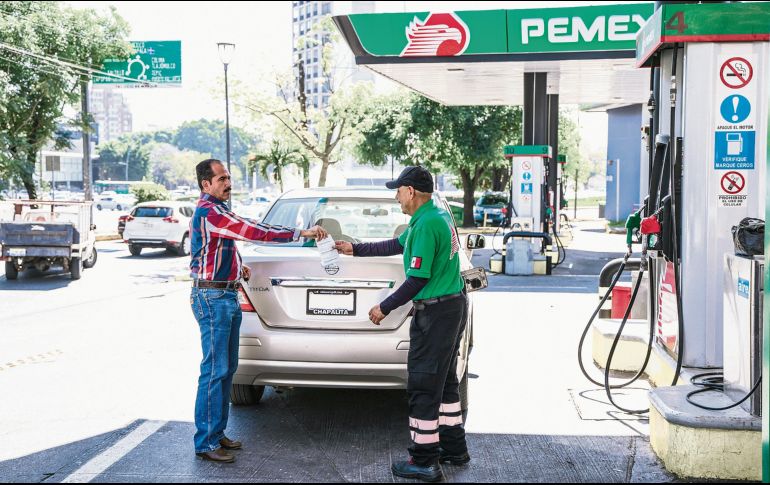 Un consumidor carga gasolina mientras el encarecimiento internacional del petróleo presiona los precios y eleva costos en la economía cotidiana. EL INFORMADOR/ A. Navarro