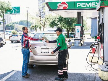 Un consumidor carga gasolina mientras el encarecimiento internacional del petróleo presiona los precios y eleva costos en la economía cotidiana. EL INFORMADOR/ A. Navarro