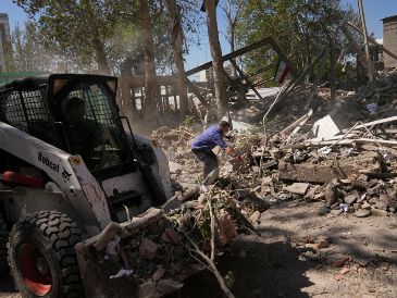 Trabajadores retiran escombros en el complejo de tecnología de la Universidad Sharif de Teherán, que según autoridades iraníes fue alcanzado el día anterior por ataques de Israel y Estados Unidos, en Teherán. AP/F. Seco