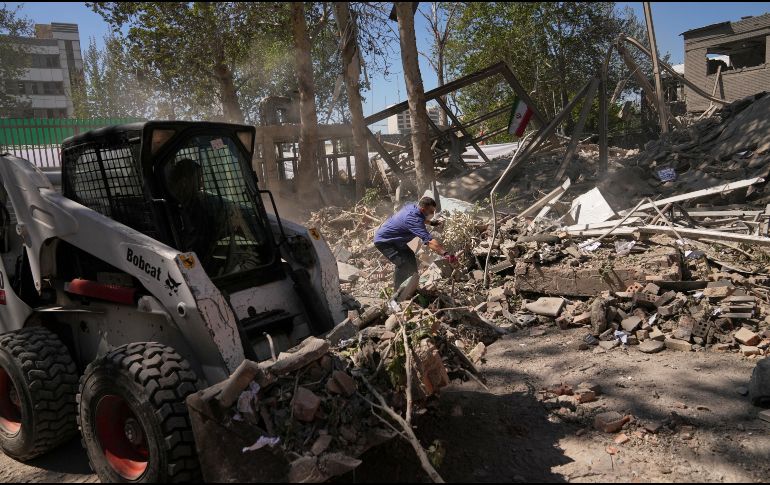 Trabajadores retiran escombros en el complejo de tecnología de la Universidad Sharif de Teherán, que según autoridades iraníes fue alcanzado el día anterior por ataques de Israel y Estados Unidos, en Teherán. AP/F. Seco