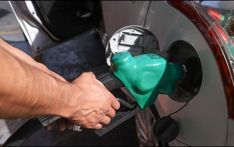 Claudia Sheinbaum dijo que se dejan de recibir alrededor de cinco mil millones de pesos a la semana por el cobro del IEPS a gasolina y diésel, que es el apoyo que el Gobierno federal destina a los gasolineros. EL INFORMADOR / ARCHIVO