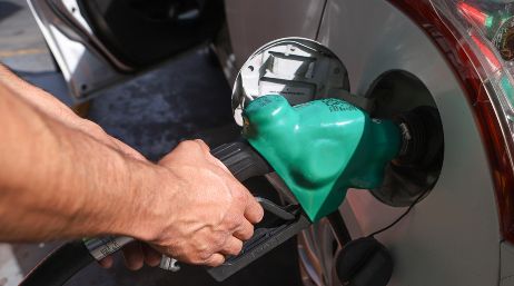 Claudia Sheinbaum dijo que se dejan de recibir alrededor de cinco mil millones de pesos a la semana por el cobro del IEPS a gasolina y diésel, que es el apoyo que el Gobierno federal destina a los gasolineros. EL INFORMADOR / ARCHIVO