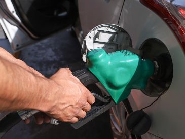 Claudia Sheinbaum dijo que se deja de recibir alrededor de 5 mil millones de pesos a la semana por el cobro del IEPS a gasolina y diésel, que es el apoyo que el Gobierno Federal destina a los gasolineros. EL INFORMADOR / ARCHIVO