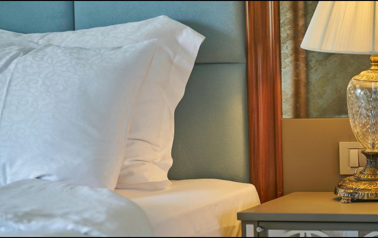 Revisar las costuras del colchón, los pliegues de las sábanas y las grietas en la estructura de la cama es primordial en la detección de chinches. ESPECIAL/PEXELS