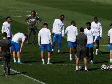 Jugadores del Real Madrid durante el entrenamiento en Valdebebas para preparar el partido de ida de cuartos de final de la Liga de Campeones frente al Bayern Múnich en el estadio Santiago Bernabéu. EFE/ J. Guillén