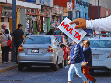 Muchos conductores subestiman esta restricción vial, pensando erróneamente que una parada rápida no afectará a nadie, pero las autoridades advierten sobre el grave peligro que esto genera diariamente. EL INFORMADOR / ARCHIVO