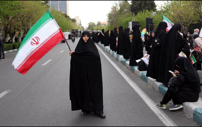 En Irán, cientos de jóvenes han salido a las centrales y puentes del país, blancos señalados en las amenazas de Trump en medio de la guerra. EFE/EPA/ABEDIN TAHERKENAREH