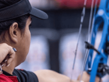 Andrea Becerra y Sebastián García, quienes fueron medallistas de bronce en el último Mundial en 2025 en la categoría de tiro con arco. INSTAGRAM / @a.mayabec