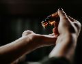 Integrar el aceite de argán a tu rutina de skincare puede marcar la diferencia entre tener una piel que solo se ve bien a una que realmente está saludable y se vea glowy. Unsplash