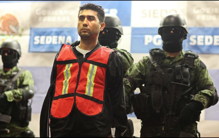 Varios soldados custodian a Erick Valencia Salazar, alias 