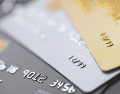 Las tarjetas de débito a diferencia de las de crédito, utiliza el dinero disponible del usuario al instante, sin generar deudas. CANVA