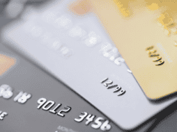 Las tarjetas de débito a diferencia de las de crédito, utiliza el dinero disponible del usuario al instante, sin generar deudas. CANVA