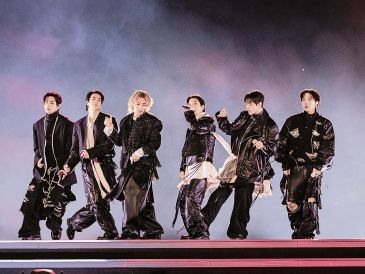 V, Jin, Jimin, Suga, Jungkook y J-Hope, actuando durante su concierto de regreso, en la plaza Gwanghwamun de Seúl. AFP