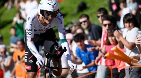 El ciclista mexicano Isaac del Tour (UAE) se retiró de la Itzulia tras sufrir una dura caída muy lejos de la línea de meta. AFP / ARCHIVO