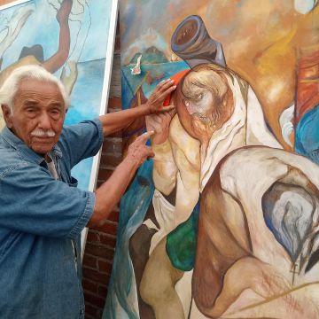 Melchor Peredo García mostrando uno de sus murales en Veracruz (Mexico).  EFE / ARCHIVO