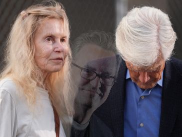 Suzanne Morrison, madre de Matthew Perry, y su esposo Keith Morrison, momentos antes de la sentencia presentada a Jasveen Sangha. AP / Damian Dovarganes