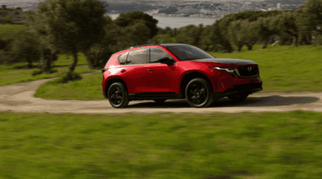 La nueva CX-5 es 11.4 cm más larga y 1.3 cm más ancha que el modelo anterior, lo que se ve directamente en un interior más amplio y mejor aprovechado. MAZDA