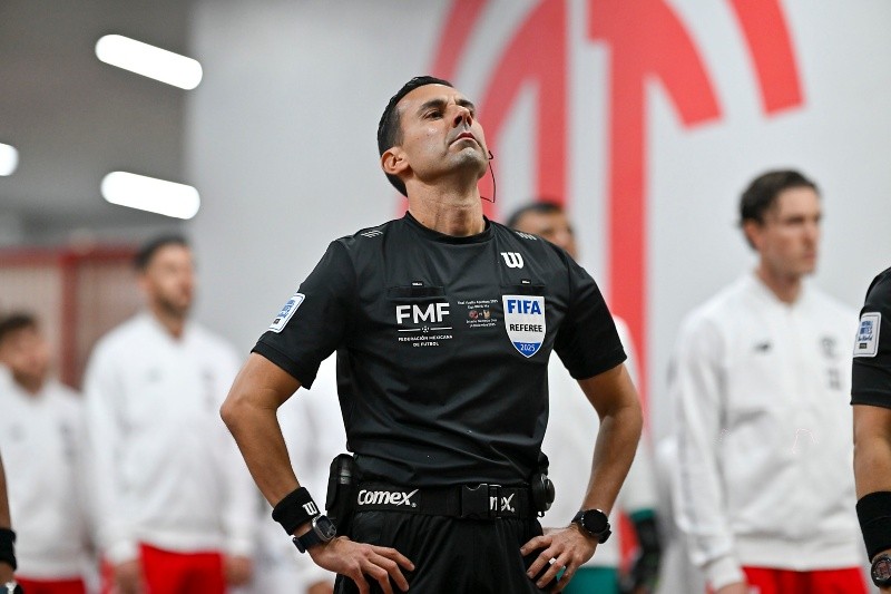 Cesar Ramos, árbitro central, durante el partido de vuelta de la Gran Final del torneo Apertura 2025 de la Liga MX. IMAGO7