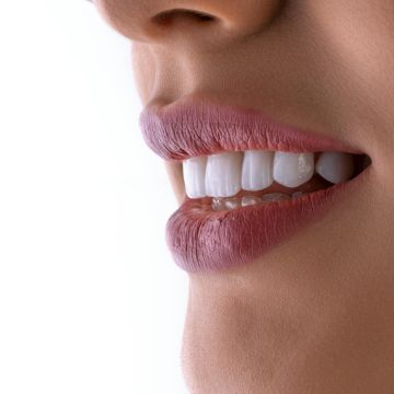 Los pequeños ajustes en el tono de los labios pueden cambiar por completo la percepción de un look. UNSPLASH / K. HOSEINIANZADE