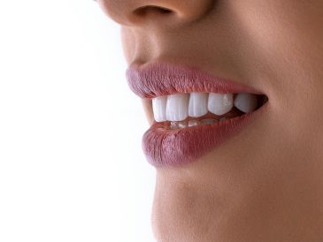 Los pequeños ajustes en el tono de los labios pueden cambiar por completo la percepción de un look. UNSPLASH / K. HOSEINIANZADE