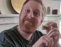 Michael Patrick conservó su buen humor y trabajó a pesar de la adversidad. INSTAGRAM