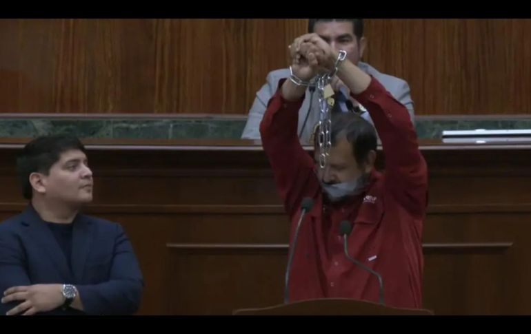 La curiosa protesta de Serapio Vargas desató un aluvión de reacciones en redes sociales. X