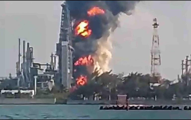 El incendio ocurrió en la bodega de coque de la refinería Olmeca de Dos Bocas. SUN/ARCHIVO