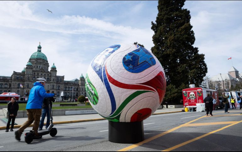 Aficionados pasean cerca de la legislatura de Victoria, Canadá, para participar en una cuenta regresiva para el Mundial, el martes 31 de marzo de 2026. The Canadian Press/AP/C. Hipolito