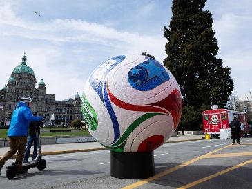 Aficionados pasean cerca de la legislatura de Victoria, Canadá, para participar en una cuenta regresiva para el Mundial, el martes 31 de marzo de 2026. The Canadian Press/AP/C. Hipolito
