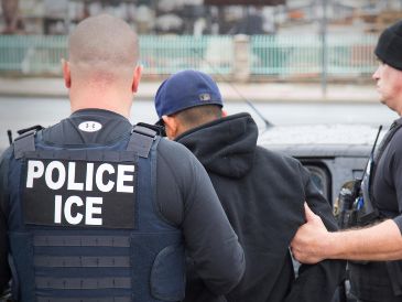 El esquema contempla incentivos económicos directos para agentes que participen en arrestos migratorios. AP/ARCHIVO