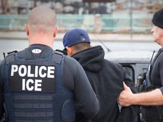 El esquema contempla incentivos económicos directos para agentes que participen en arrestos migratorios. AP/ARCHIVO