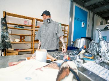 El artista visual posa para esta casa editorial desde su estudio. EL INFORMADOR/ A. Navarro