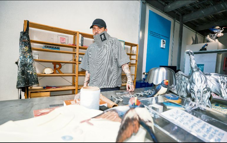 El artista visual posa para esta casa editorial desde su estudio. EL INFORMADOR/ A. Navarro