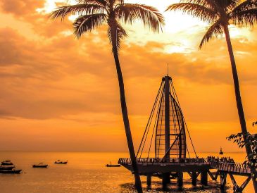 Si eres de los afortunados que pueden viajar en estos días que quedan de vacaciones de Semana Santa y Pascua, aprovecha y no te pierdas la oportunidad de salir de la ciudad para disfrutar o conocer de Puerto Vallarta. ESPECIAL / CANVA