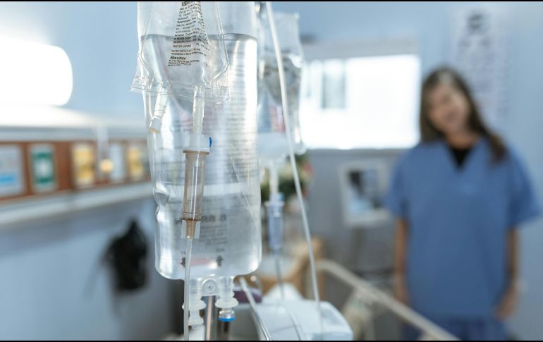 Las indagatorias se centran en la aplicación de soluciones intravenosas, conocidas como sueros vitaminados, que habrían provocado afectaciones graves a la salud e incluso la muerte de pacientes. ESPECIAL/PEXELS