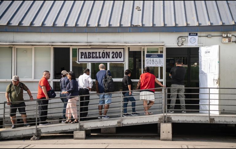 Personas esperan para poder votar este domingo, en Lima. EFE/J. Reyes