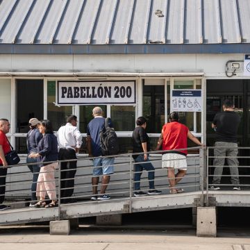 Personas esperan para poder votar este domingo, en Lima. EFE/J. Reyes