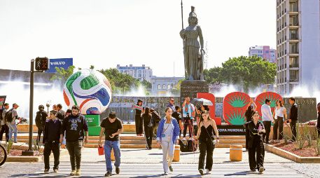 Ciudadanos transitan alrededor de la Glorieta de la Minerva, donde se instaló decoración alusiva al Mundial de Futbol. EL INFORMADOR/ J. Acosta