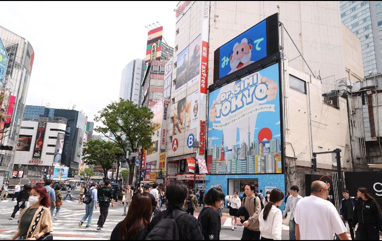 El Dr. Simi, símbolo de Farmacias Similares, saluda a los curiosos que se acercan a la tienda en Shibuya, en el país nipon. EFE/ Rodrigo Reyes Marín