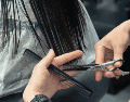 Cortarse el cabello en la madurez no es solo una decisión estética; también puede traer varios beneficios prácticos y emocionales. ESPEPCIAL / CANVA